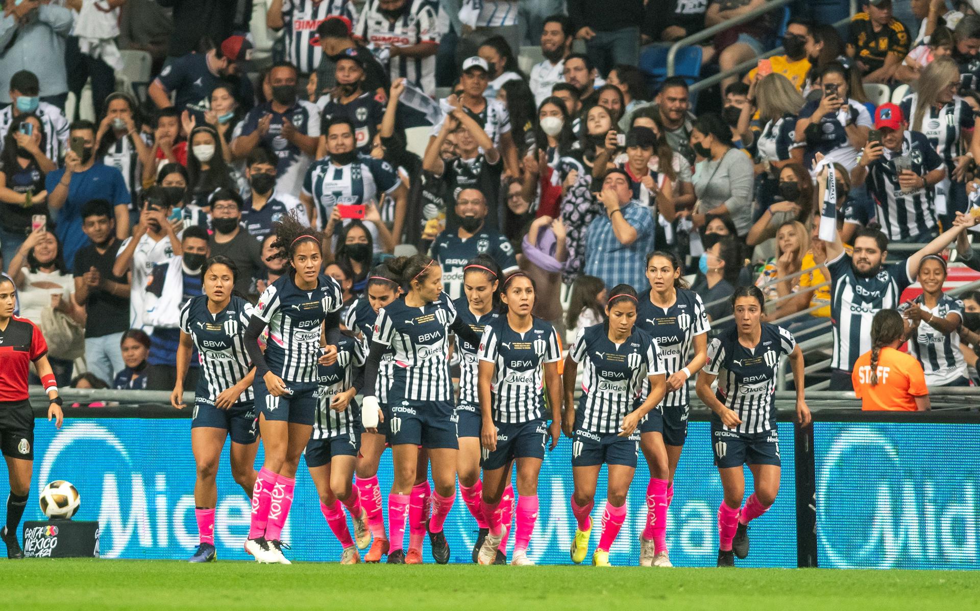 Jugadoras de Rayadas de Monterrey festejan una anotación en el estadio BBVA de la ciudad de Monterrey (México). EFE/Miguel Sierra