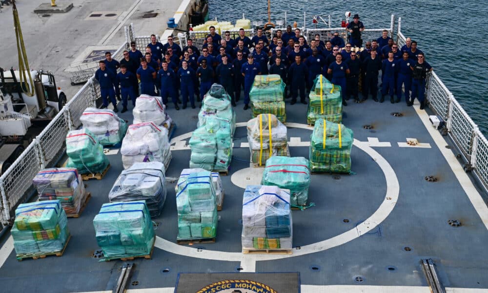 Fotografía tomada de la página de la Guardia Costera de Estados Unidos que muestra a miembros de la tripulación del U.S. Coast Guard Cutter Mohawk junto a una incautación de narcóticos ilegales, este viernes 10 de mayo de 2024, en Miami, Florida (Estados Unidos). EFE/ Guardia Costera De Estados Unidos