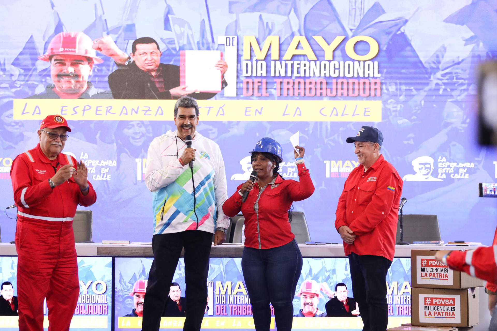 El presidente de Venezuela, Nicolás Maduro (2-i), en un acto por el Día Internacional de los Trabajadores este miércoles, en Caracas (Venezuela). EFE/ Palacio de Miraflores