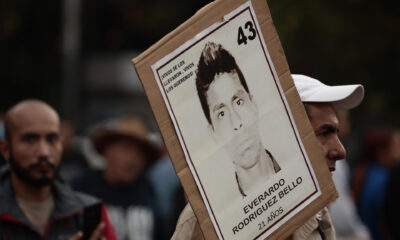Familiares y simpatizantes de los 43 estudiantes desaparecidos de Ayotzinapa protestan en la Ciudad de México (México). Imagen de archivo. EFE/José Méndez