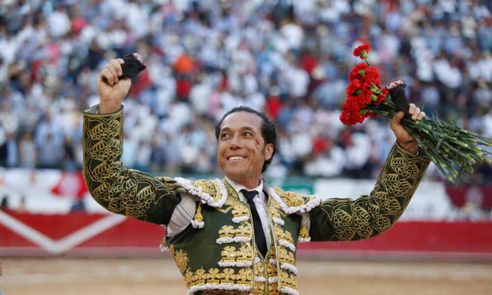 Imagen de archivo del torero mexicano Alfredo Ríos celebrando luego de su presentación durante la feria taurina de la plaza de toros Nuevo Progreso, en la ciudad de Guadalajara, Jalisco (México). EFE/ Francisco Guasco