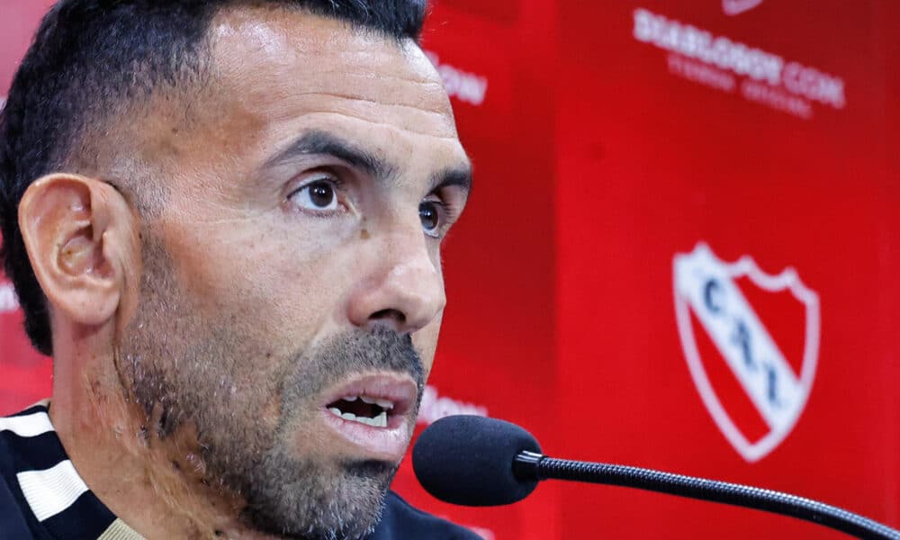 Fotografía de archivo, tomada el pasado 22 de agosto, en la que se registró al exfutbolista y técnico Carlos Tévez, durante su presentación como entrenador del club Independiente de Avellaneda, en Buenos Aires (Argentina). EFE/Juan Ignacio Roncoroni