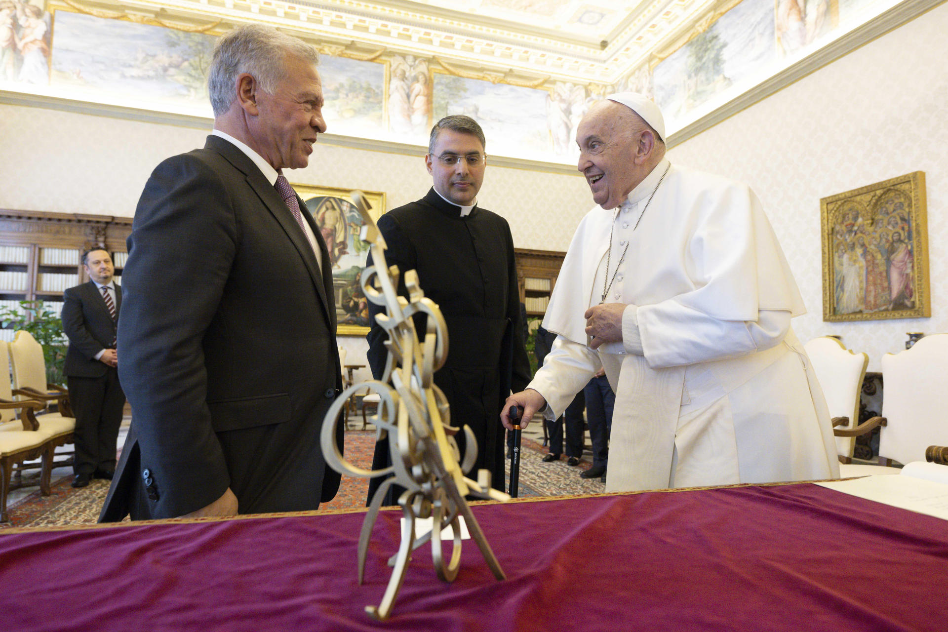 El papa Francisco recibe al Rey Abdalá II de Jordania este jueves en el Vaticano. EFE/ Simone Risoluti/Vatican Media ***SOLO USO EDITORIAL/SOLO DISPONIBLE PARA ILUSTRAR LA NOTICIA QUE ACOMPAÑA (CRÉDITO OBLIGATORIO)***