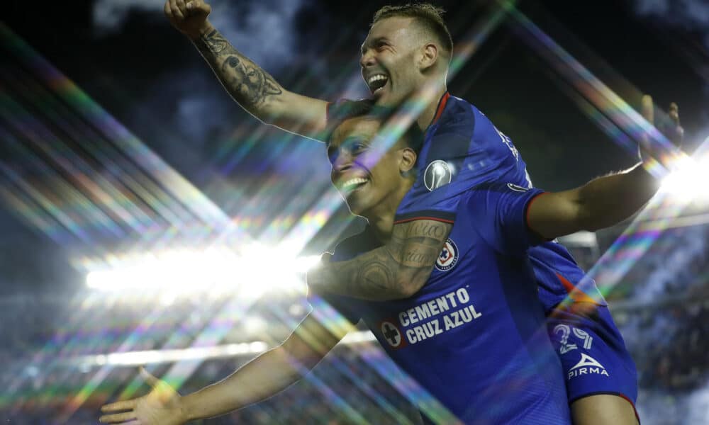 Angel Sepulveda (i) y Carlos Rotondi (d) del Cruz Azul celebran un gol anotado al Monterrey este domingo, durante un juego de vuelta por las semifinales del torneo Clausura 2024 de la Liga MX, celebrado en el estadio Ciudad de los Deportes de la Ciudad de México (México). EFE/Sáshenka Gutiérrez