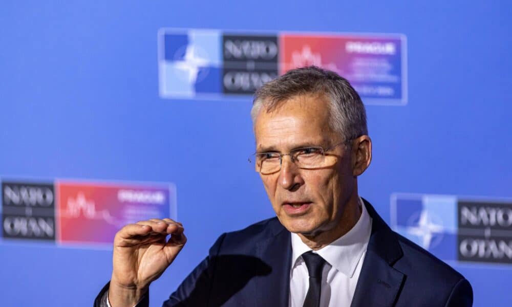 El secretario general de la OTAN, Jens Stoltenberg, cuando llega a la reunión informal de Ministros de Asuntos Exteriores de la OTAN en Praga, el 31 de mayo de 2024. EFE/EPA/MARTÍN DIVISEK