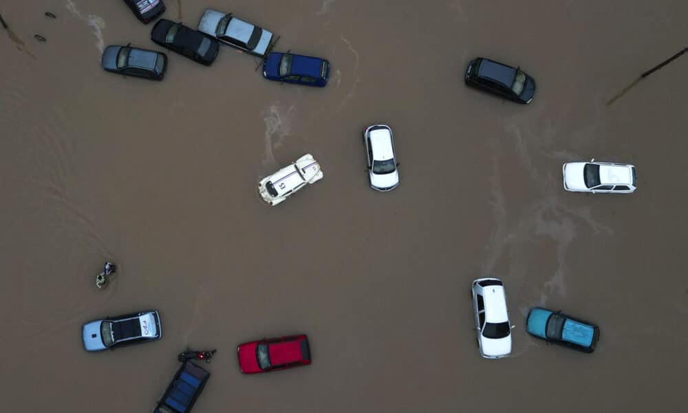 Fotografía aérea de varios vehículos afectados por las inundaciones en Porto Alegre (Brasil). EFE/ Isaac Fontana