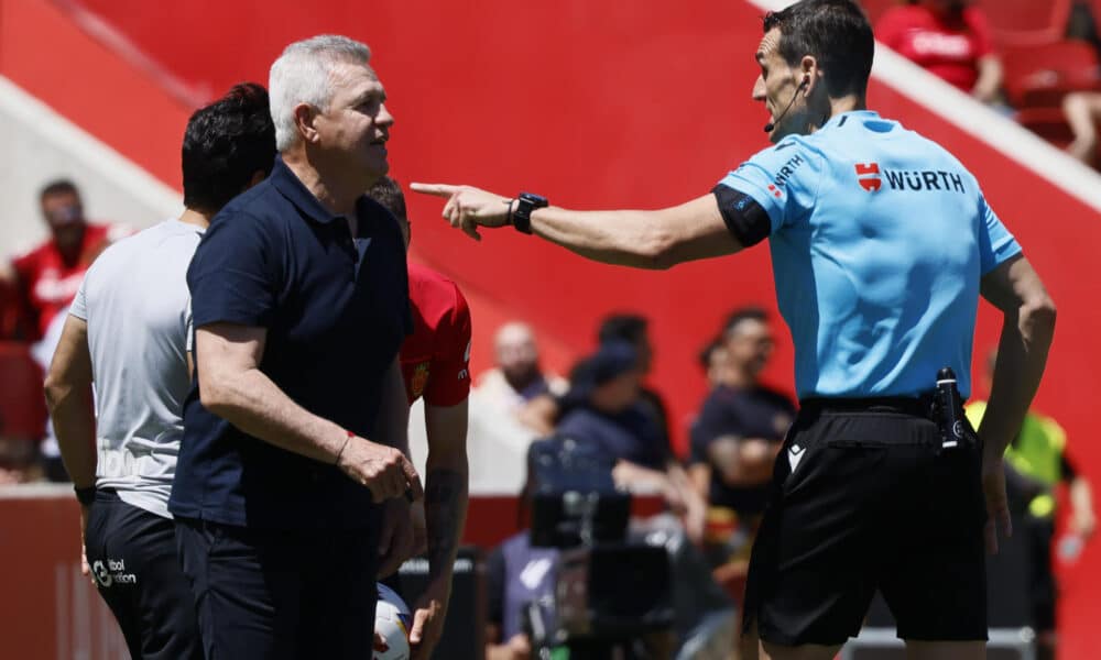 El entrenador mexicano del Mallorca Javier Aguirre, durante el partido de la jornada 35 de LaLiga entre el Real Mallorca y U.D Las Palmas, que se disputó en el estadio de Son Moix en Palma .- EFE/CATI CLADERA