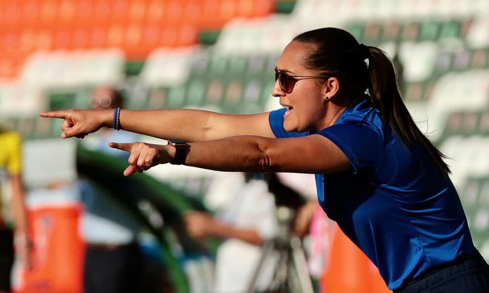 La entrenadora Amelia Valverde, reacciona a una jugada. Fotografía de archivo. EFE/ Luis Ramírez