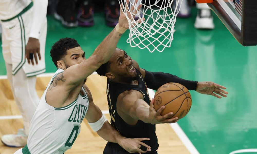 Donovan Mitchell (d) de los Cleveland Cavaliers lanza a la cesta con la marca de Jayson Tatum (i) de los Boston Celtics durante un partido de la NBA. EFE/EPA/CJ GUNTHER