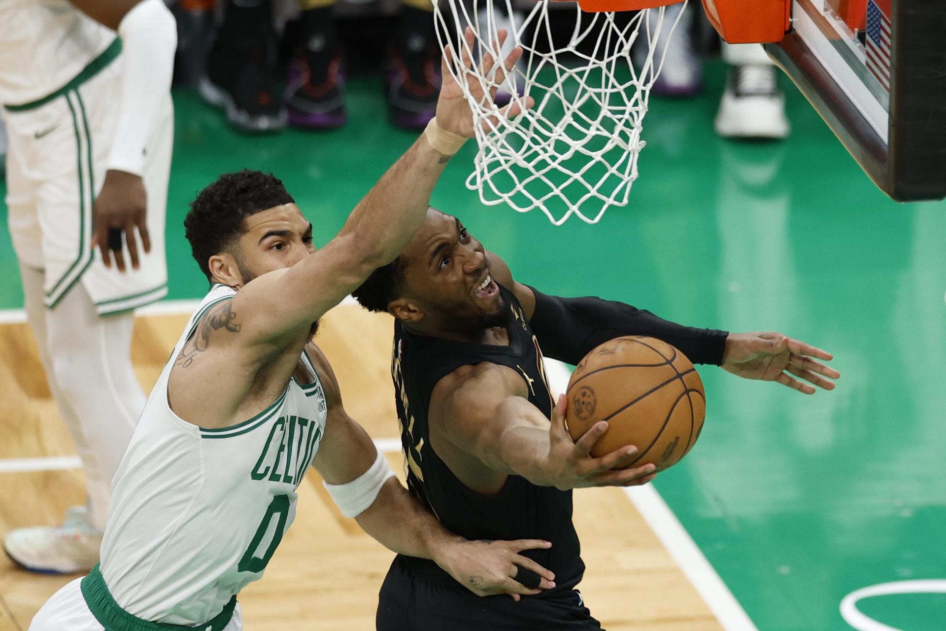 Donovan Mitchell (d) de los Cleveland Cavaliers lanza a la cesta con la marca de Jayson Tatum (i) de los Boston Celtics durante un partido de la NBA. EFE/EPA/CJ GUNTHER