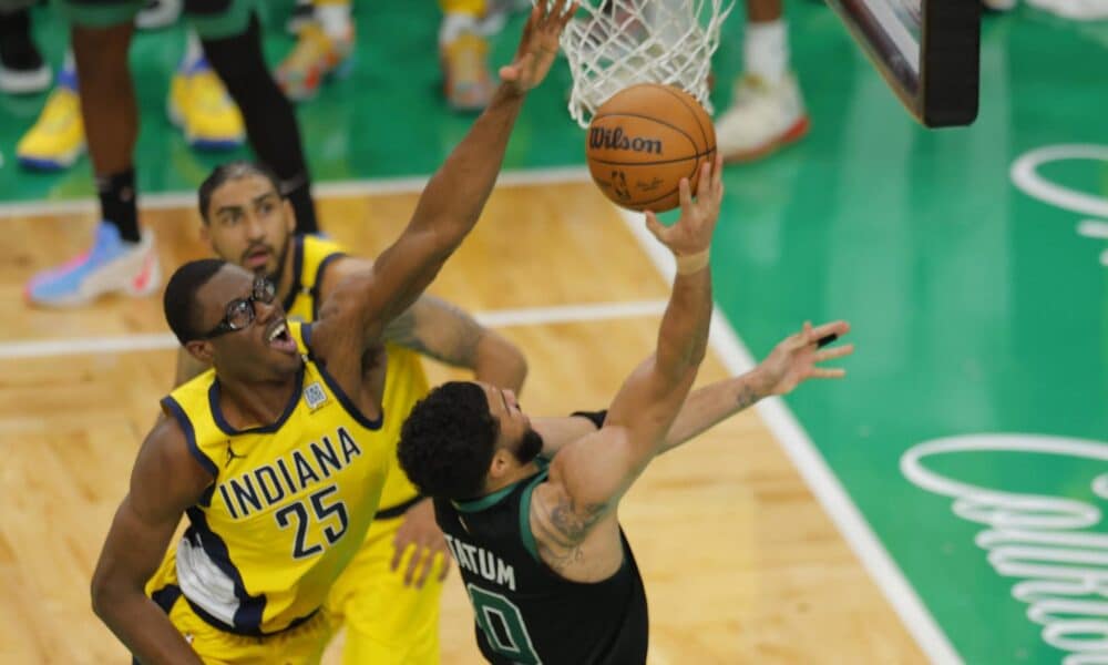 Jayson Tatum (d) de los Boston Celtics lanza a la cesta con la marca de Jalen Smith (i) de los Indiana Pacers durante un encuentro de las finales de la Conferencia Este de la NBA. EFE/EPA/CJ GUNTHER