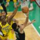 Jayson Tatum (d) de los Boston Celtics lanza a la cesta con la marca de Jalen Smith (i) de los Indiana Pacers durante un encuentro de las finales de la Conferencia Este de la NBA. EFE/EPA/CJ GUNTHER