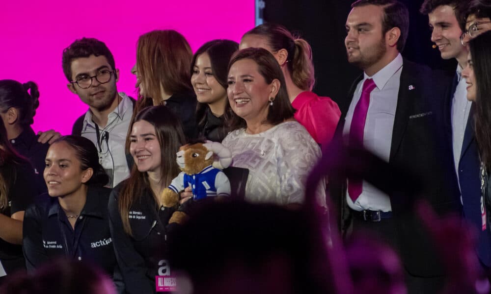 La candidata presidencial de la oposición Xóchitl Gálvez participa en un dialogo con estudiantes del Tecnológico este miércoles, en Monterrey (México). EFE/Miguel Sierra