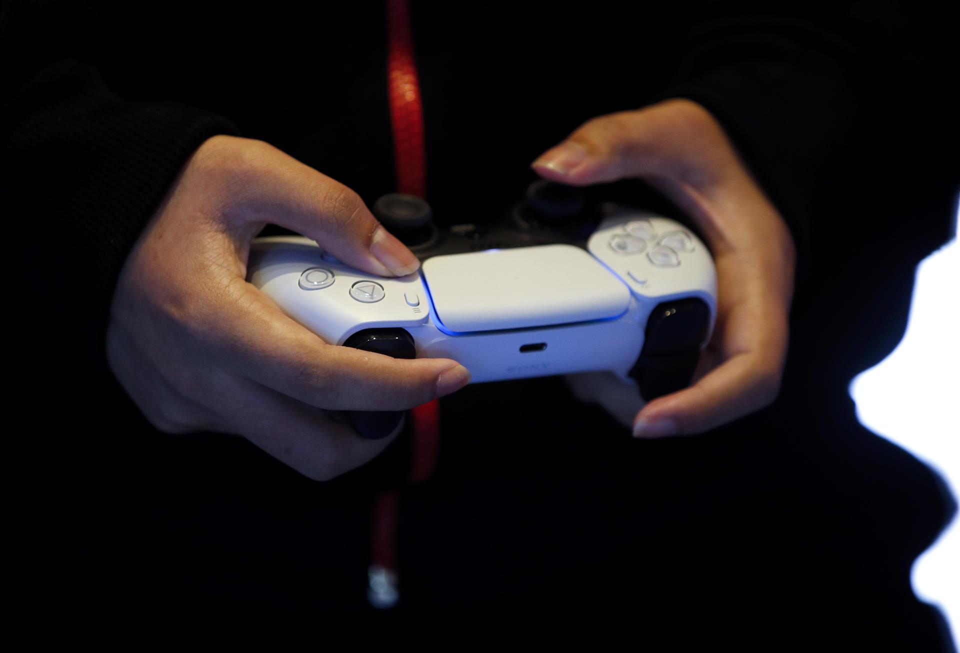 Una persona juega con la PlayStation 5 de Sony en una foto de archivo. EFE/Rungroj Yongrit