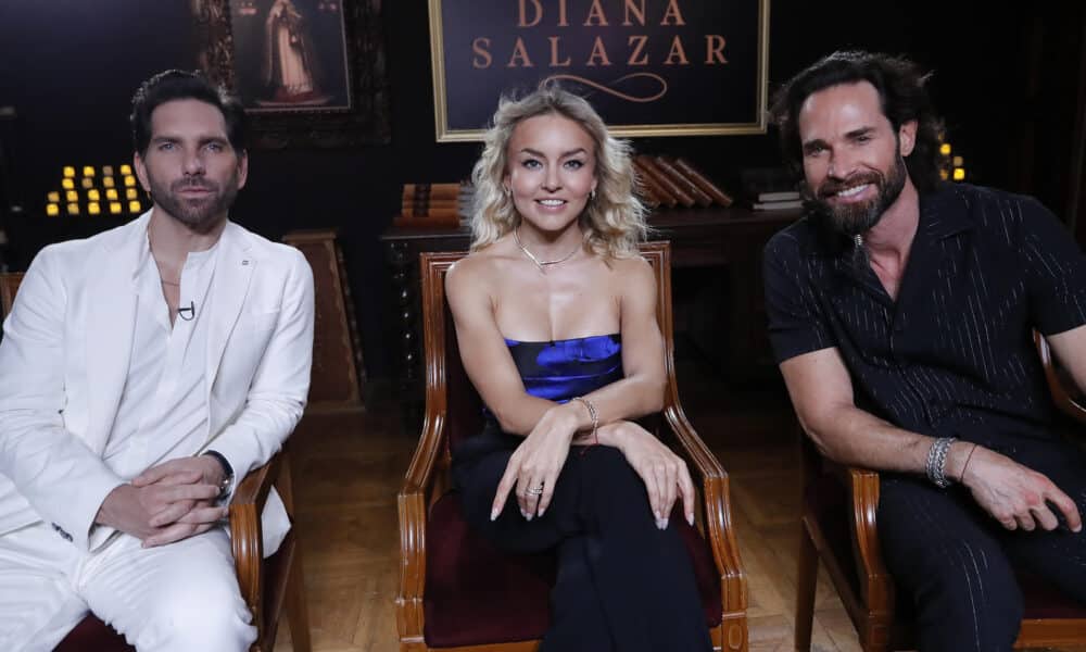 Los actores Arap Bethke (i), Angelique Boyer (c) y Sebastián Rulli (d), posan al termino de una entrevista con EFE el 16 de mayo de 2024 en la Ciudad de México (México). EFE/Mario Guzmán