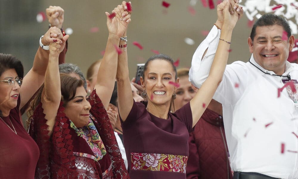 La candidata presidencial oficialista Claudia Sheinbaum (c), participa durante su cierre de campaña este miércoles en el Zócalo de la Ciudad de México (México). EFE/ Isaac Esquivel