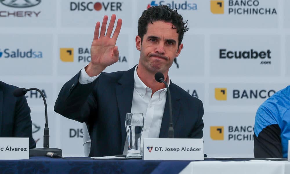 Foto de archivo del entrenador español Josep Alcácer, quien este viernes se despidió de la afición de Liga de Quito, apenas cuatro meses después de haber sido presentado por los directivos del club ecuatoriano. EFE/ José Jácome.