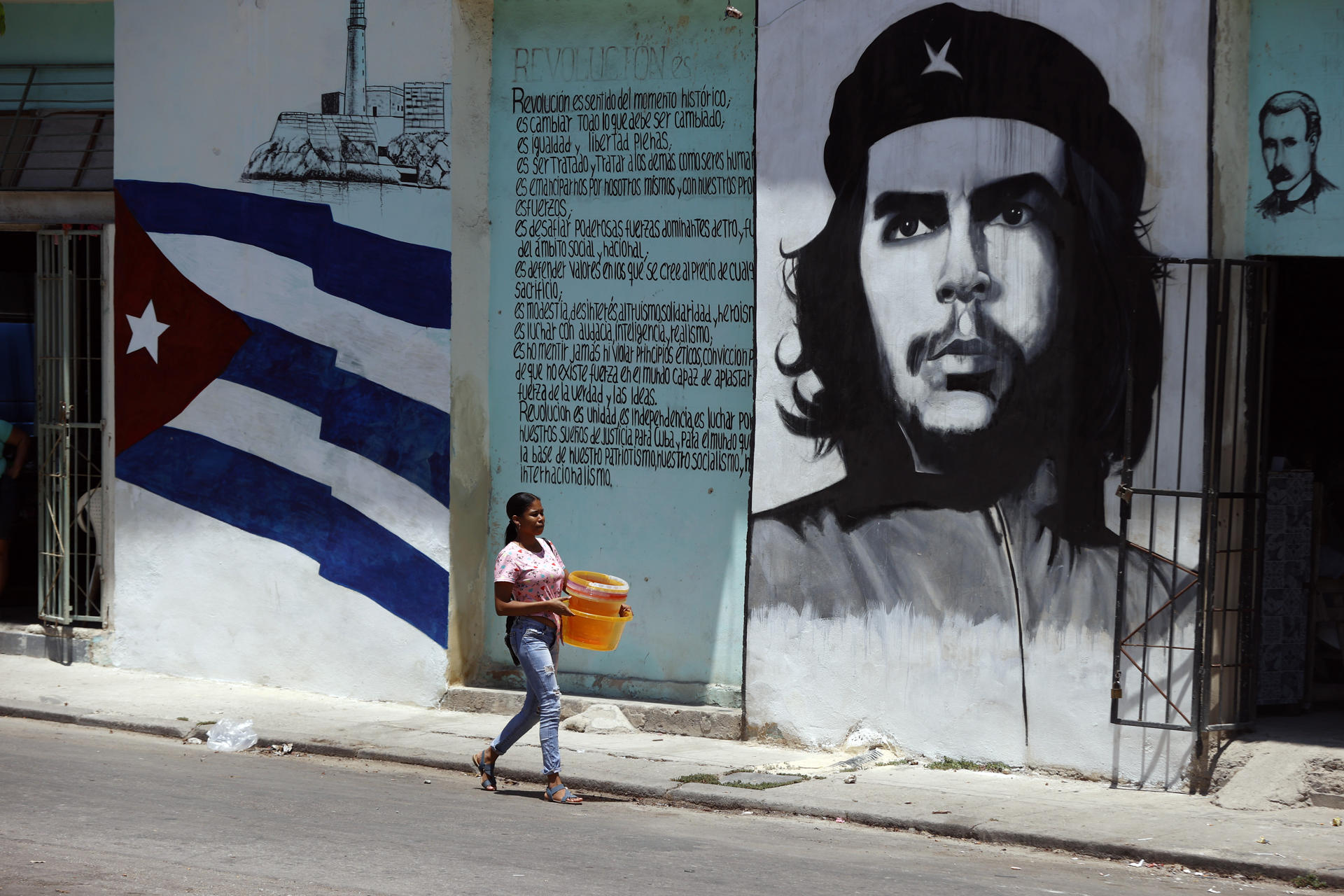 Fotografía de archivo de una mujer que camina por una calle de La Habana (Cuba). EFE/ Ernesto Mastrascusa