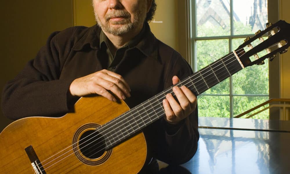 Fotografía cedida por Víctor Vidal donde aparece el guitarrista cubano Manuel Barrueco, quien ofrecerá un concierto en San Juan el próximo 2 de junio en el prestigioso Festival Casals de Puerto Rico. EFE/Víctor Vidal