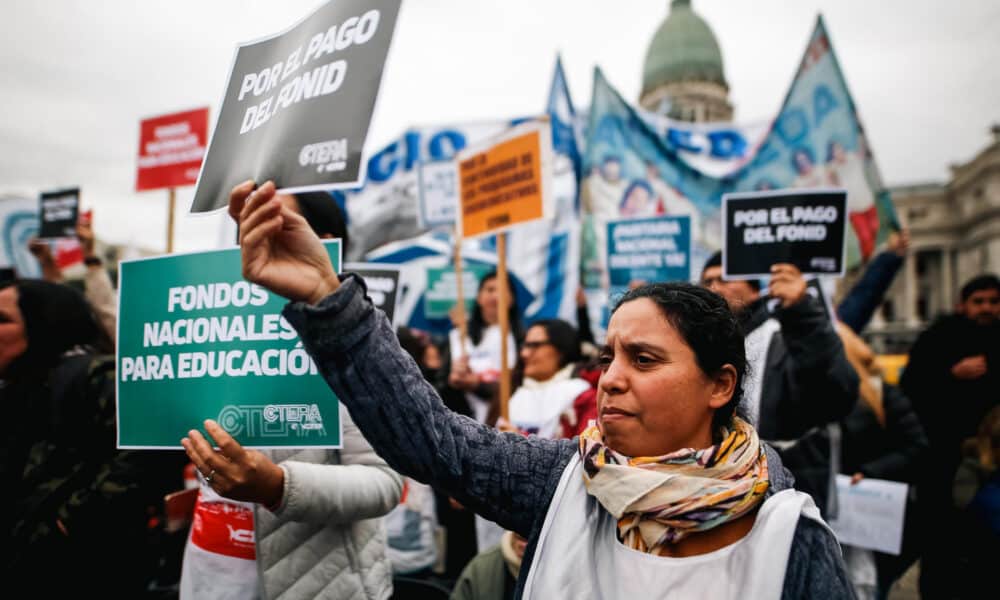 Una manifestante sostiene un cartel con consignas durante una huelga en la Plaza del Congreso, este jueves 23 de mayo de 2024 en Buenos Aires (Argentina). EFE/ Juan Ignacio Roncoroni