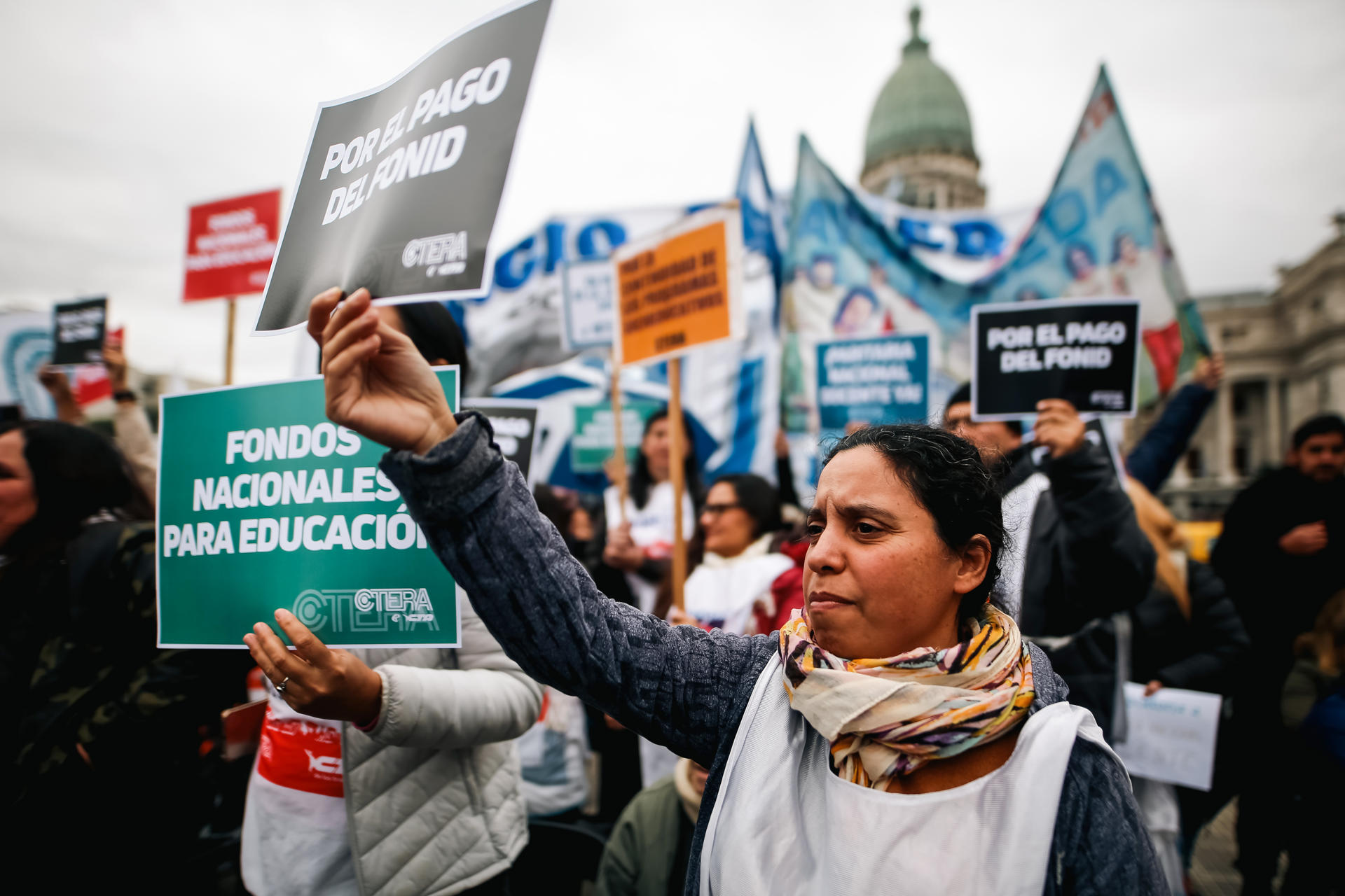 Una manifestante sostiene un cartel con consignas durante una huelga en la Plaza del Congreso, este jueves 23 de mayo de 2024 en Buenos Aires (Argentina). EFE/ Juan Ignacio Roncoroni
