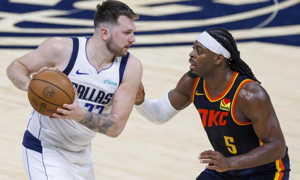 Fotografía de archivo del jugador de los Dallas Mavericks Luka Doncic (i) ante la marca de Luguentz Dort (d) de los Oklahoma City Thunder durante un partido de la NBA. EFE/EPA/ADAM DAVIS