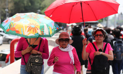 Mujeres sostienen sombrillas para protegerse del sol el 19 de mayo de 2024, en la Ciudad de México (México). EFE/Mario Guzmán