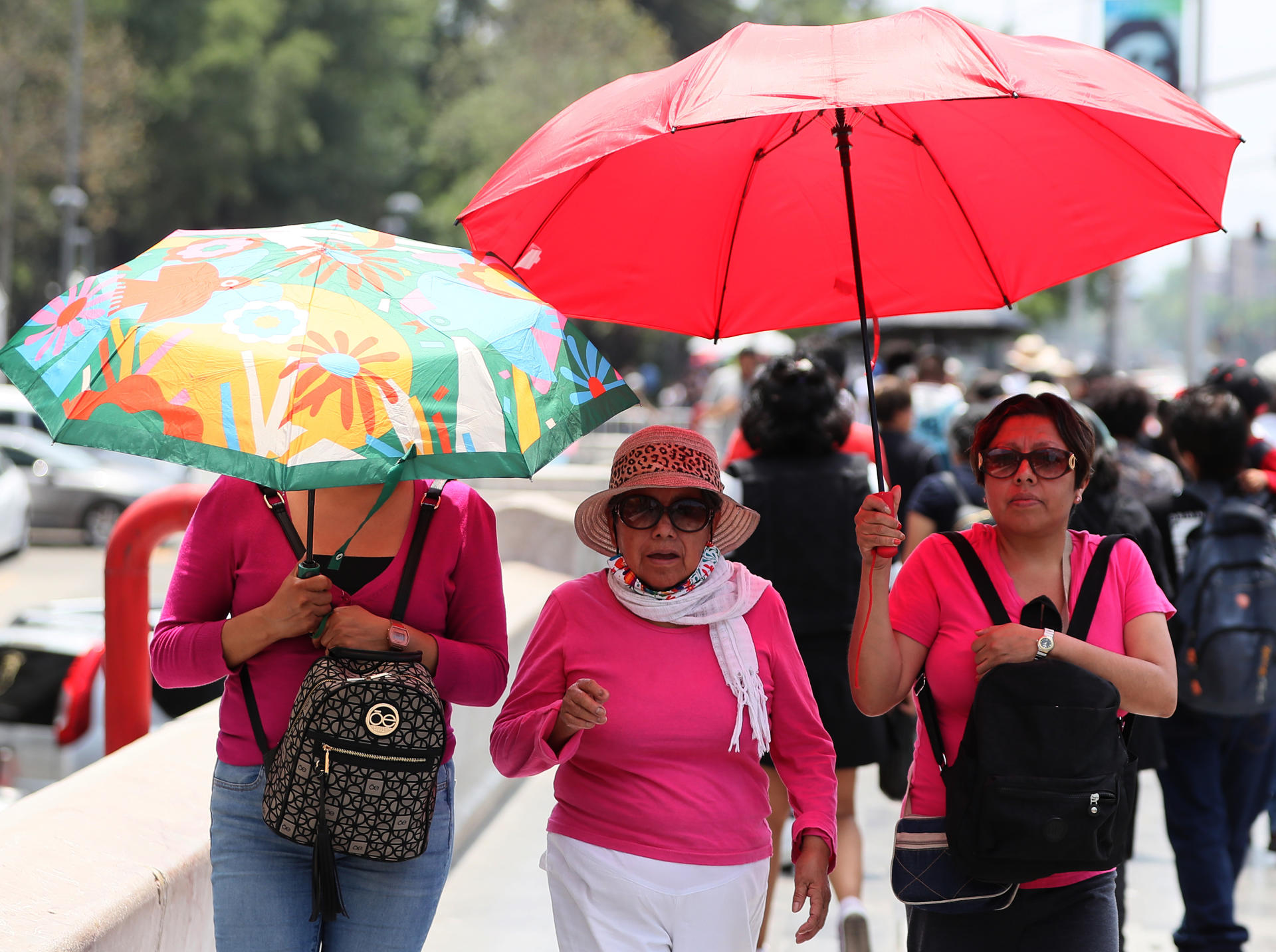 Mujeres sostienen sombrillas para protegerse del sol el 19 de mayo de 2024, en la Ciudad de México (México). EFE/Mario Guzmán