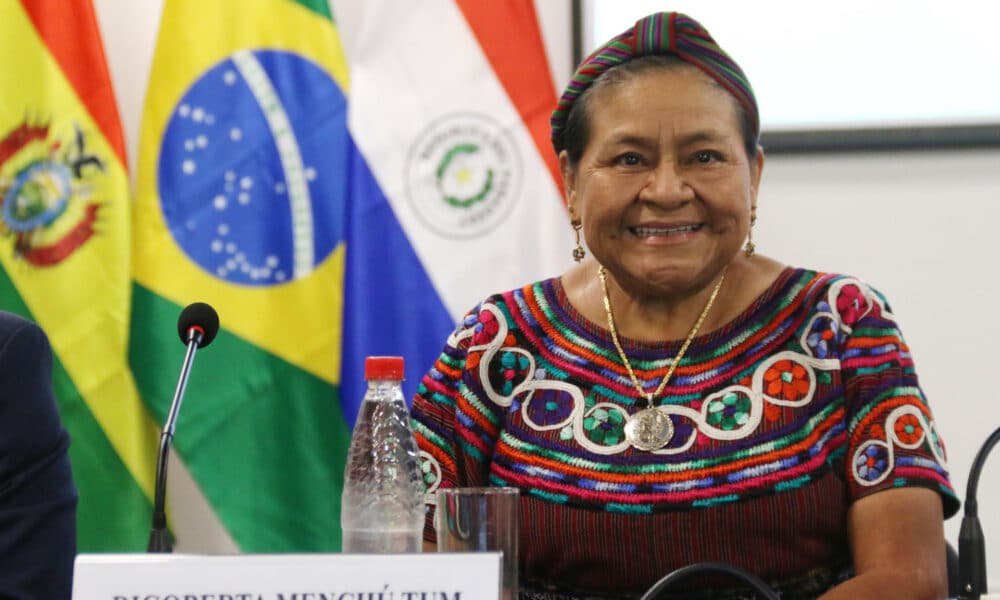 La Premio Nobel de la Paz de 1992, la guatemalteca Rigoberta Menchú, habla durante la XIX Reunión de Autoridades sobre Pueblos Indígenas del Mercosur, este lunes en Asunción (Paraguay). EFE/ Nina Osorio