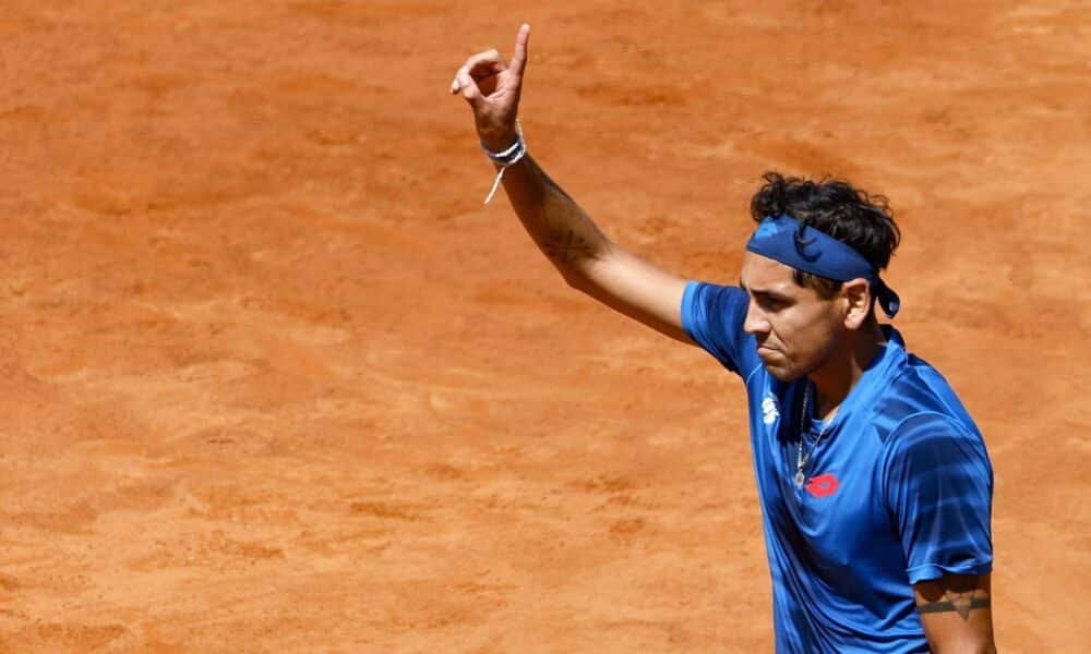 El tenista chileno Alejandro Tabilo, en un momento del partido de octavos de final del Abierto de Italia que ganó al ruso Karen Khachanov. EFE/EPA/FABIO FRUSTACI