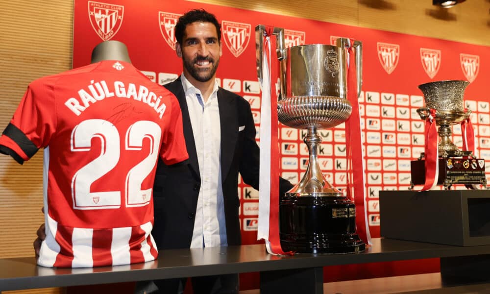 Raúl García, jugador del Athletic Club, con los trofeos ganados con el club bilbaíno, tras anunciar este jueves que se retira del fútbol en activo al final de temporada. .EFE/Luis Tejido