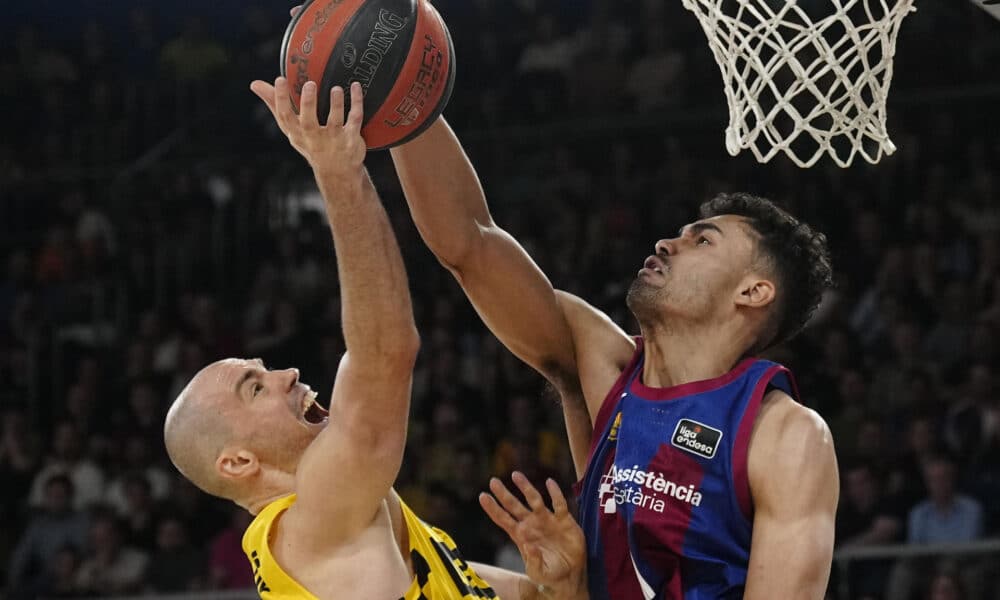 Stevic (i), del Lenovo Tenerife, y Da Silva (d), del FC Barcelona, durante el primer partido correspondiente a los cuartos de final del playoff de la Liga ENDESA entre el Barça y el Lenovo Tenerife, disputado este domingo en el Palau Blaugrana. EFE/Enric Fontcuberta.