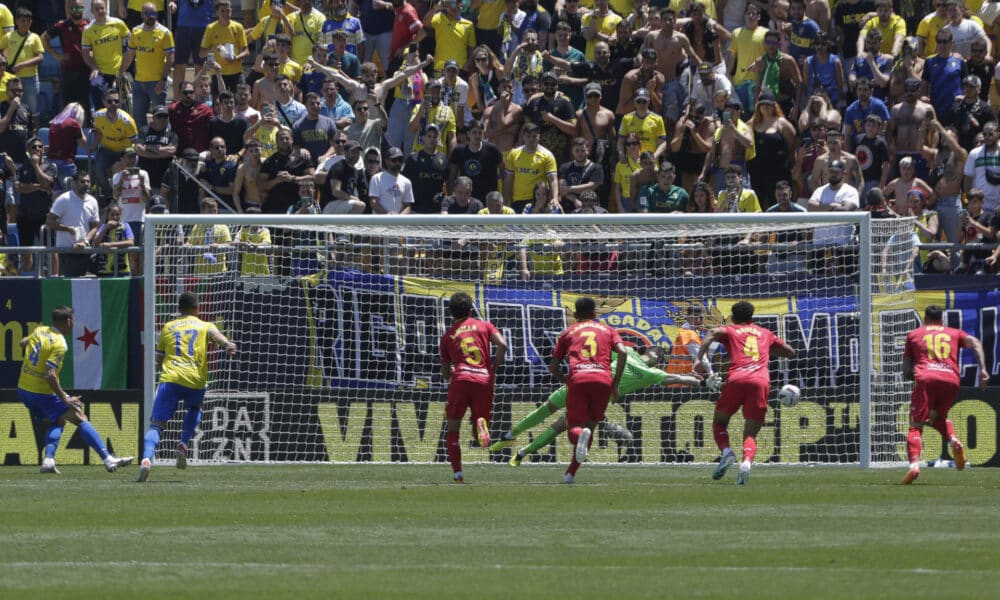 El el centrocampista del Cádiz CF, Raúl Alcaraz marca el primer gol para su equipo durante el partido de Liga que enfrenta al Cádiz CF y al Getafe CF en el estadio Nuevo Mirandilla. EFE/Román Ríos.