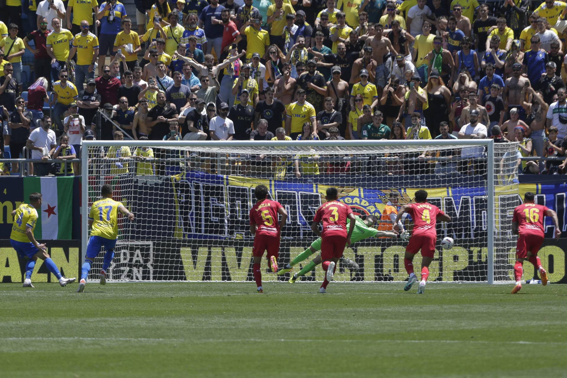 El el centrocampista del Cádiz CF, Raúl Alcaraz marca el primer gol para su equipo durante el partido de Liga que enfrenta al Cádiz CF y al Getafe CF en el estadio Nuevo Mirandilla. EFE/Román Ríos.