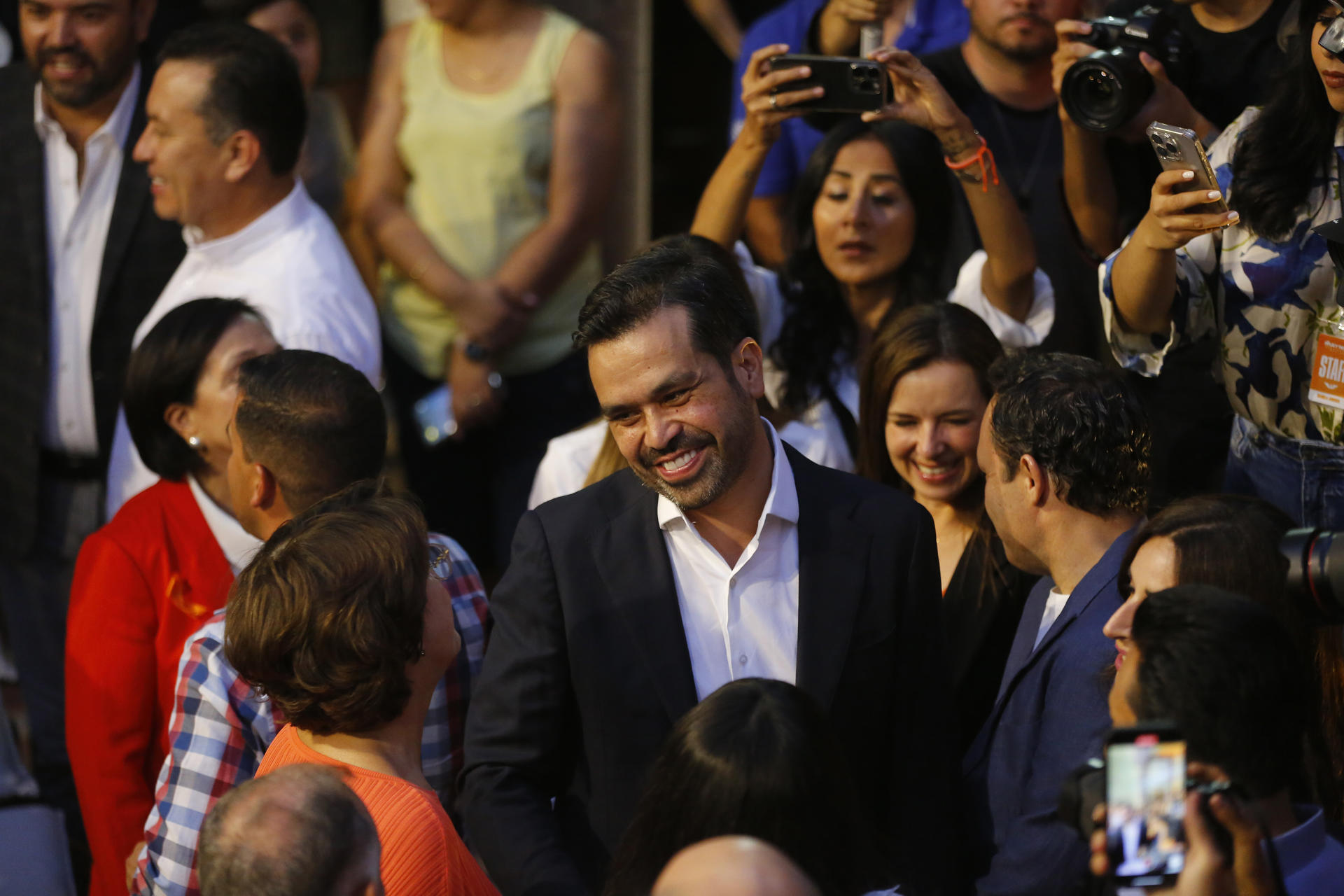 El candidato a la Presidencia de México por el partido Movimiento Ciudadano, Jorge Álvarez Máynez, sonríe durante la presentación de su libro 'México Nuevo', este viernes en Guadalajara (México). EFE/ Francisco Guasco