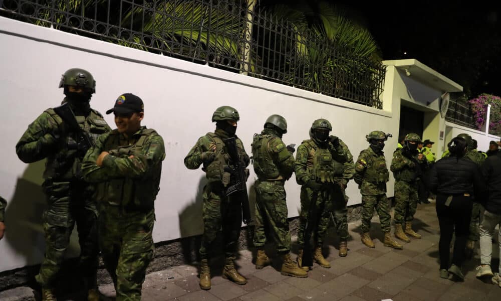 Fotografía de archivo de integrantes de un cuerpo élite de la Policía ecuatoriana cuando irrumpían en la Embajada de México para detener al exvicepresidente Jorge Glas, condenado por corrupción. EFE/ José Jácome