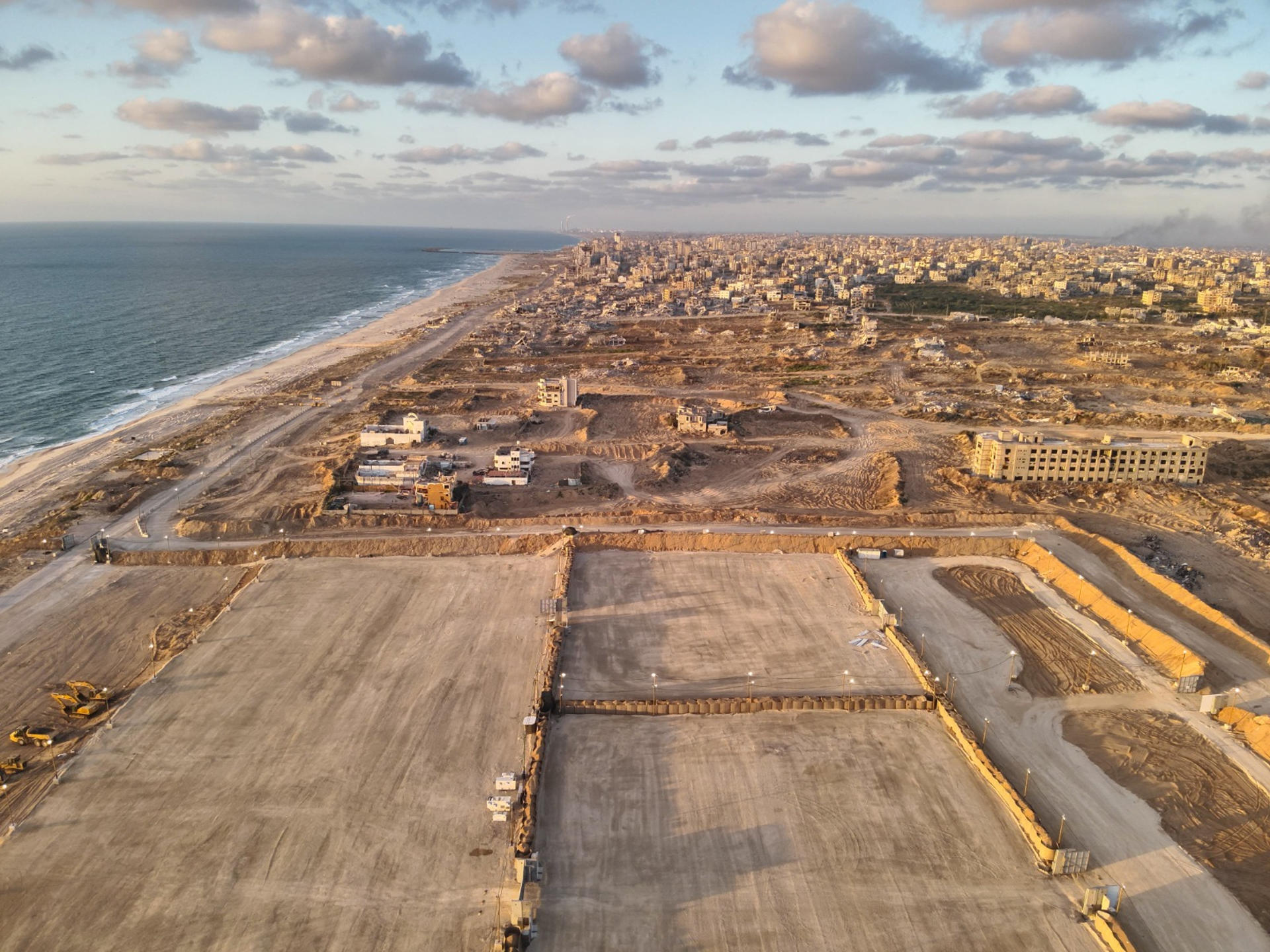 El muelle flotante construido por Estados Unidos frente a las costas de Gaza para proporcionar ayuda humanitaria a los gazatíes ya ha sido anclado en una de las playas de la franja, informó ayer jueves el Comando Central de EE.UU. (CENTCOM por sus siglas en inglés). EFE/Ejército Israelí SÓLO USO EDITORIAL SOLO USO PERMITIDO PARA ILUSTRAR LA NOTICIA QUE APARECE EN EL PIE DE FOTO CRÉDITO OBLIGATORIO