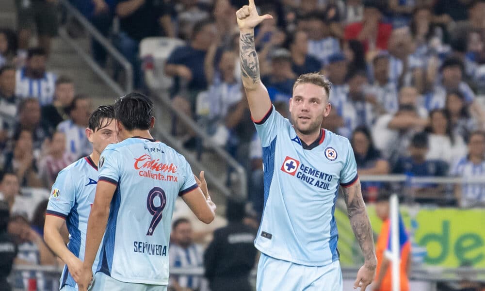 Carlos Rotondi de Cruz Azul festeja una anotación en el partido de ida correspondiente a la semifinal del Torneo Clausura 2024 de la Liga Mx en el estadio BBVA de la ciudad de Monterrey (México). EFE/ Miguel Sierra