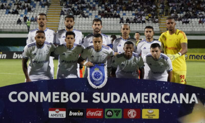 Los jugadores del Cruzeiro de Brasil fueron registrados este mates, 7 de mayo, al posar para la foto oficial, antes de enfrentar al Alianza FC de Colombia en un partido del grupo B de la Copa Sudamericana, en el estadio Armando Maestre Pavajeau  de Valledupar (Colombia). EFE/Adamis Guerra
