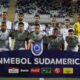 Los jugadores del Cruzeiro de Brasil fueron registrados este mates, 7 de mayo, al posar para la foto oficial, antes de enfrentar al Alianza FC de Colombia en un partido del grupo B de la Copa Sudamericana, en el estadio Armando Maestre Pavajeau  de Valledupar (Colombia). EFE/Adamis Guerra