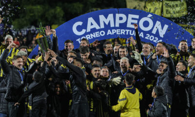 Peñarol celebró el sábado el título de campeón del Apertura uruguayo tras vencer por 0-2 a Defensor Sporting en el estadio Luis Franzini, en Montevideo. EFE/ Gastón Britos