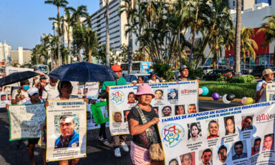 Madres de hijos desaparecidos y diversos colectivos marcharon este viernes en el Balneario de Acapulco en Guerrero (México). EFE/David Guzmán