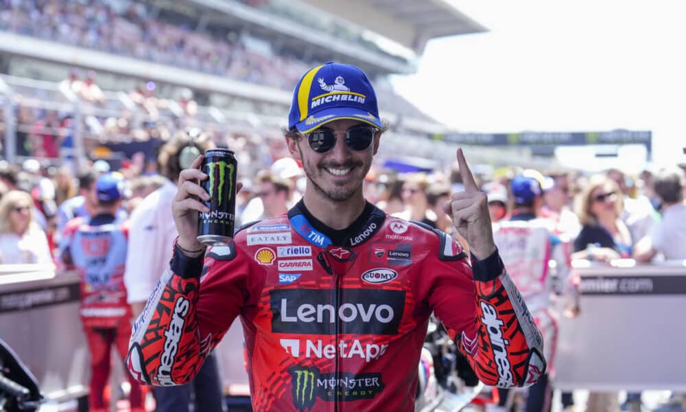 El piloto italiano del equipo Ducati Lenovo Team Francisco Bagnaia, celebra su victoria en la carrera de MotoGP del Gran Premio de Cataluña de Motociclismo, que se disputa este domingo en el Circuito de Barcelona - Cataluña en Montmeló.- EFE/ Alejandro García