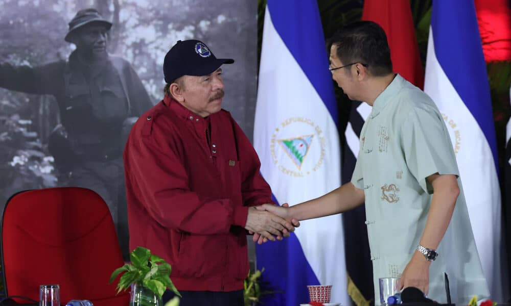 Fotografía cedida por la Presidencia de Nicaragua del mandatario Daniel Ortega, junto al representante de la empresa Yutong, Santi Zhou Qing, durante su participación en un acto de entrega de autobuses provenientes de la República Popular China, este viernes en Managua (Nicaragua). EFE/ Presidencia Nicaragua