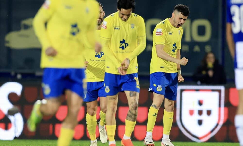 Arouca (Portugal), 12/02/2024.- Rafa Mujica (dch), del Arouca, celebra un gol durante el partido de la liga portuguesa ante el Oporto el pasado día 12 de febrero. EFE/EPA/JOSE COELHO