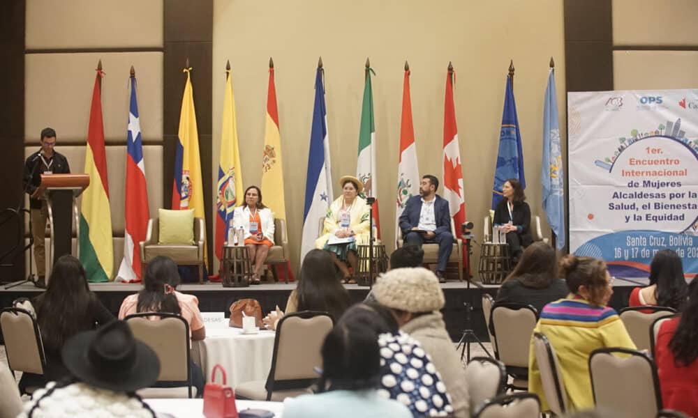 El oficial de programas de la embajada de Canadá en Bolivia, Alexander Conesa (i), habla junto a representantes de México y autoridades de Bolivia en un encuentro sobre gobernanza local inclusiva este viernes, en Santa Cruz (Bolivia). EFE/ Juan Pablo Roca