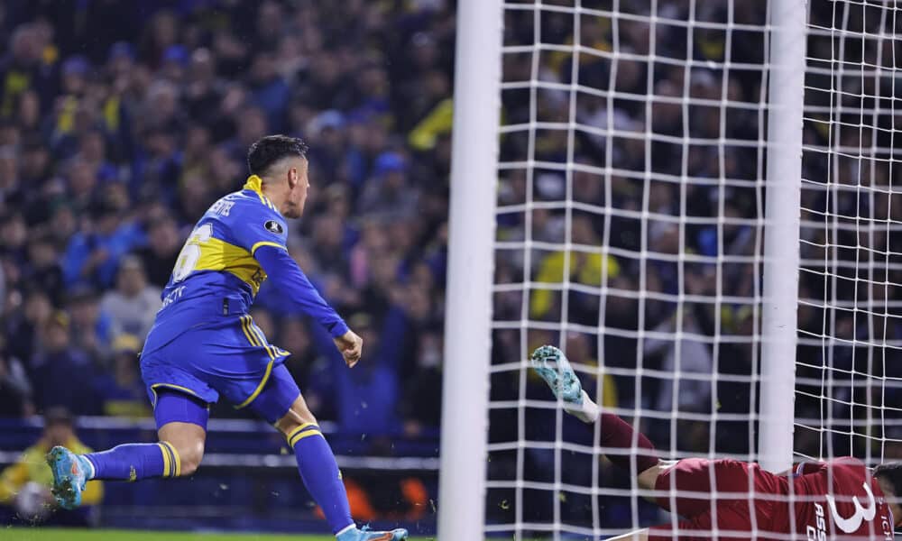 Fotografía de archivo en la que se registró al uruguayo Miguel Merentiel (i), al celebrar uno de sus goles con Boca Juniors y quien anotó un doblete en el triunfo a domicilio de su equipo 2-4 ante Central Córdoba en partido de la fecha dos de la Liga Profesional de fútbol en Argentina. EFE/Juan Ignacio Roncoroni