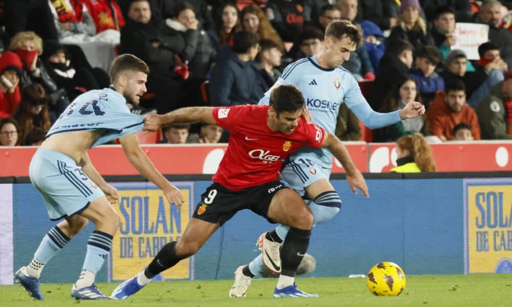 El delantero del Mallorca Abdón Prats (c) lucha con Iker Muñoz (i) y con Aimar Oroz, ambos de Osasuna, durante el encuentro de la jornada 18 de LaLiga entre el RCD Mallorca y el CA Osasuna, en el Estadio de Son Moix, en Mallorca, en una foto de archivo. EFE/ Cati Cladera