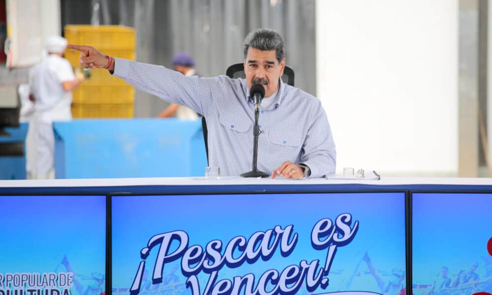 Fotografía cedida por el Palacio de Miraflores donde aparece el presidente de Venezuela, Nicolás Maduro, durante una actividad presidencial este sábado en la Isla de Margarita, Nueva Esparta (Venezuela), donde dijo que prevé un crecimiento de la pesca y la exportación de productos del mar en 2024. EFE/ Palacio de Miraflores