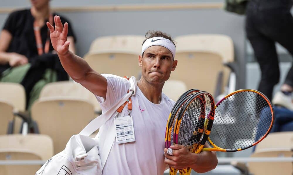 Segundo entrenamiento de Rafael Nadal en la pista central de Roland Garros a pocos días de que comience el Grand Slam que aspira a conquistar por décimo quinta vez. EFE/EPA/CHRISTOPHE PETIT TESSON